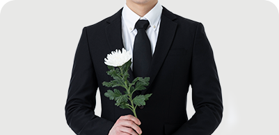 국화를 든 이음라이프케어 전문 장례지도사